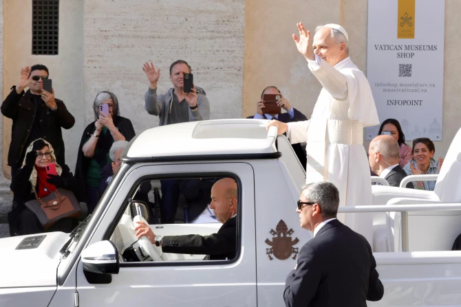From portable throne to electric vehicle: Evolution of papal transportation